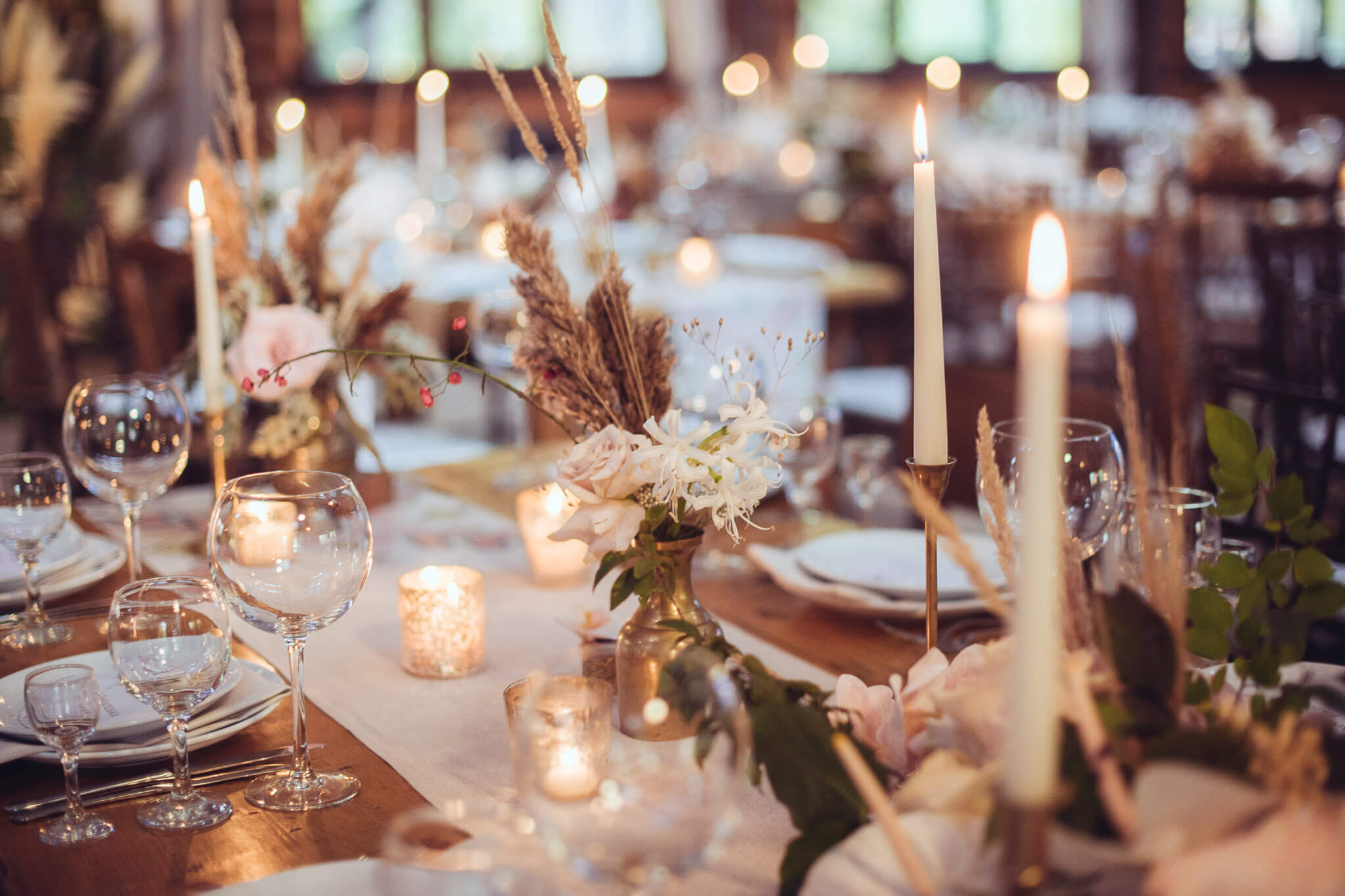 Décorations de mariage rustiques avec fleurs et bougies