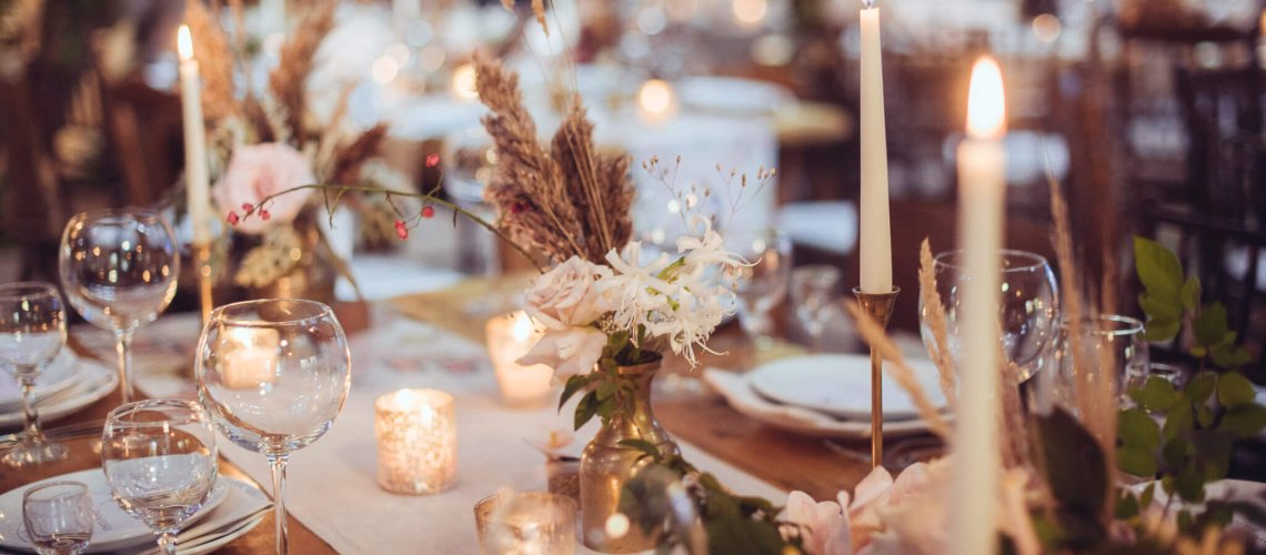 Décorations de mariage rustiques avec fleurs et bougies